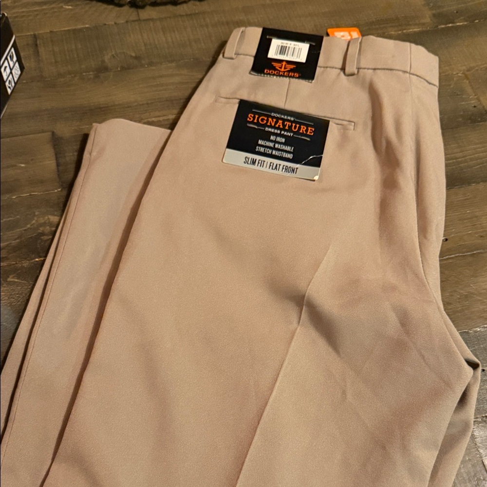 NWT 🎄 Dockers Men's Signature Slim Fit Tan Chinos